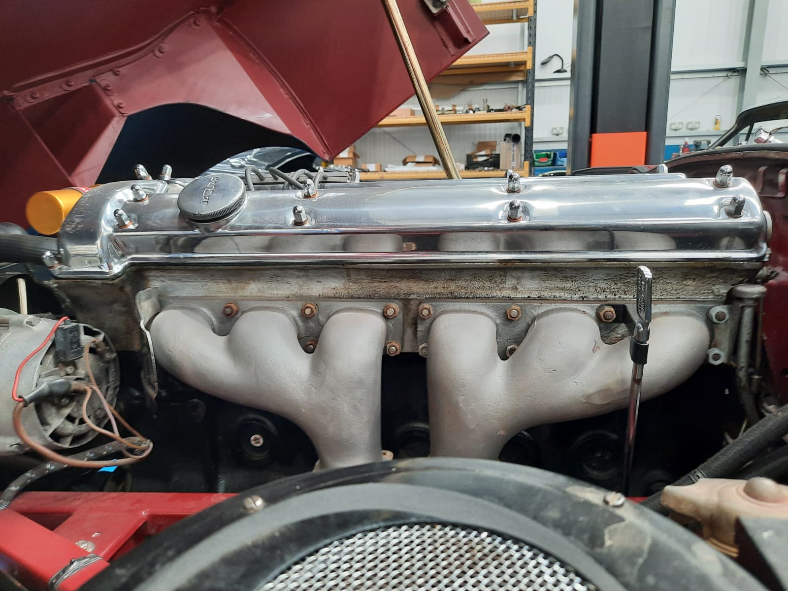 30.03.2021 Maroon Etype rocker cover and brake pipes replaced 6 1