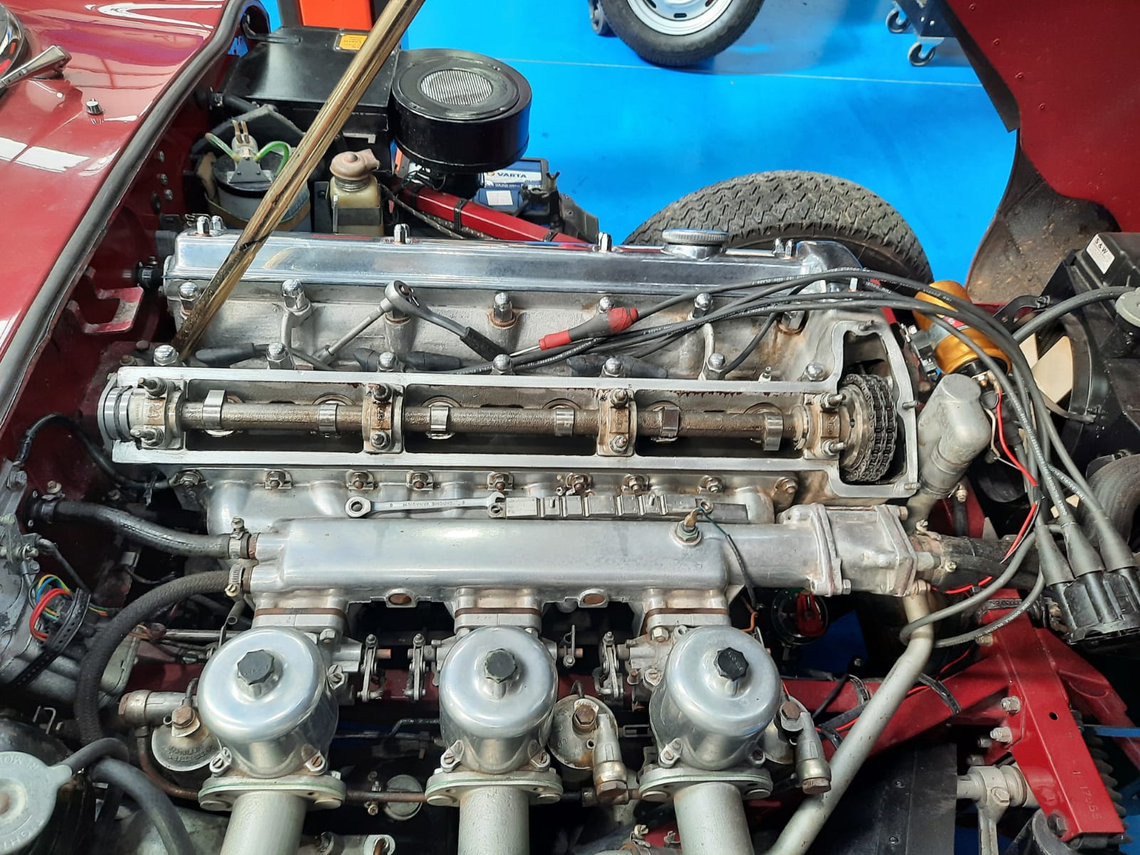 30.03.2021 Maroon Etype rocker cover and brake pipes replaced 8 1