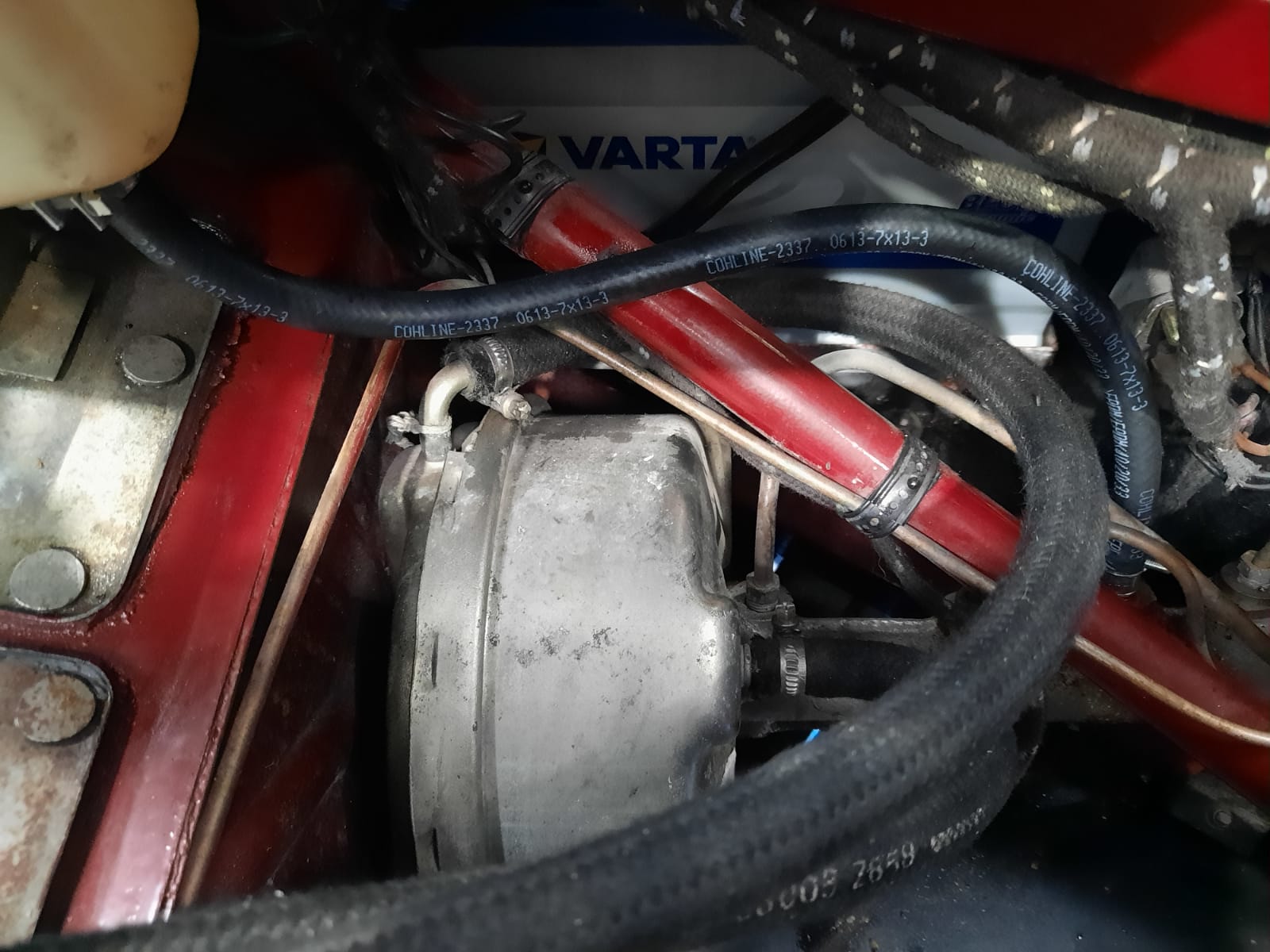 30.03.2021 Maroon Etype rocker cover and brake pipes replaced 9 1