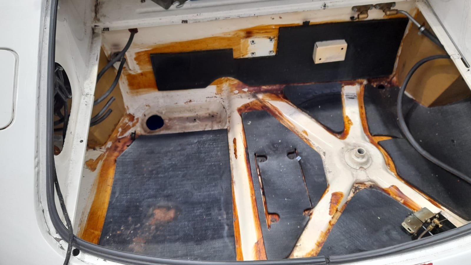 300322021 1973 White E type roadster dismantling parts 5 1