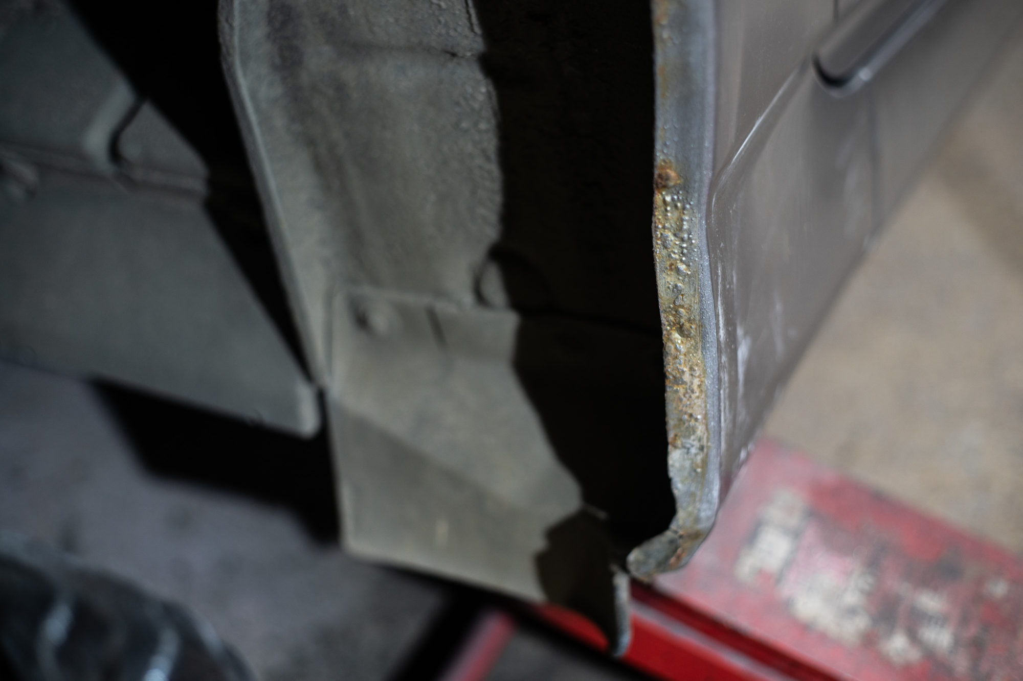 31.03.2021 Honda S2000 rust bubbles in rear wheel arch 1 1