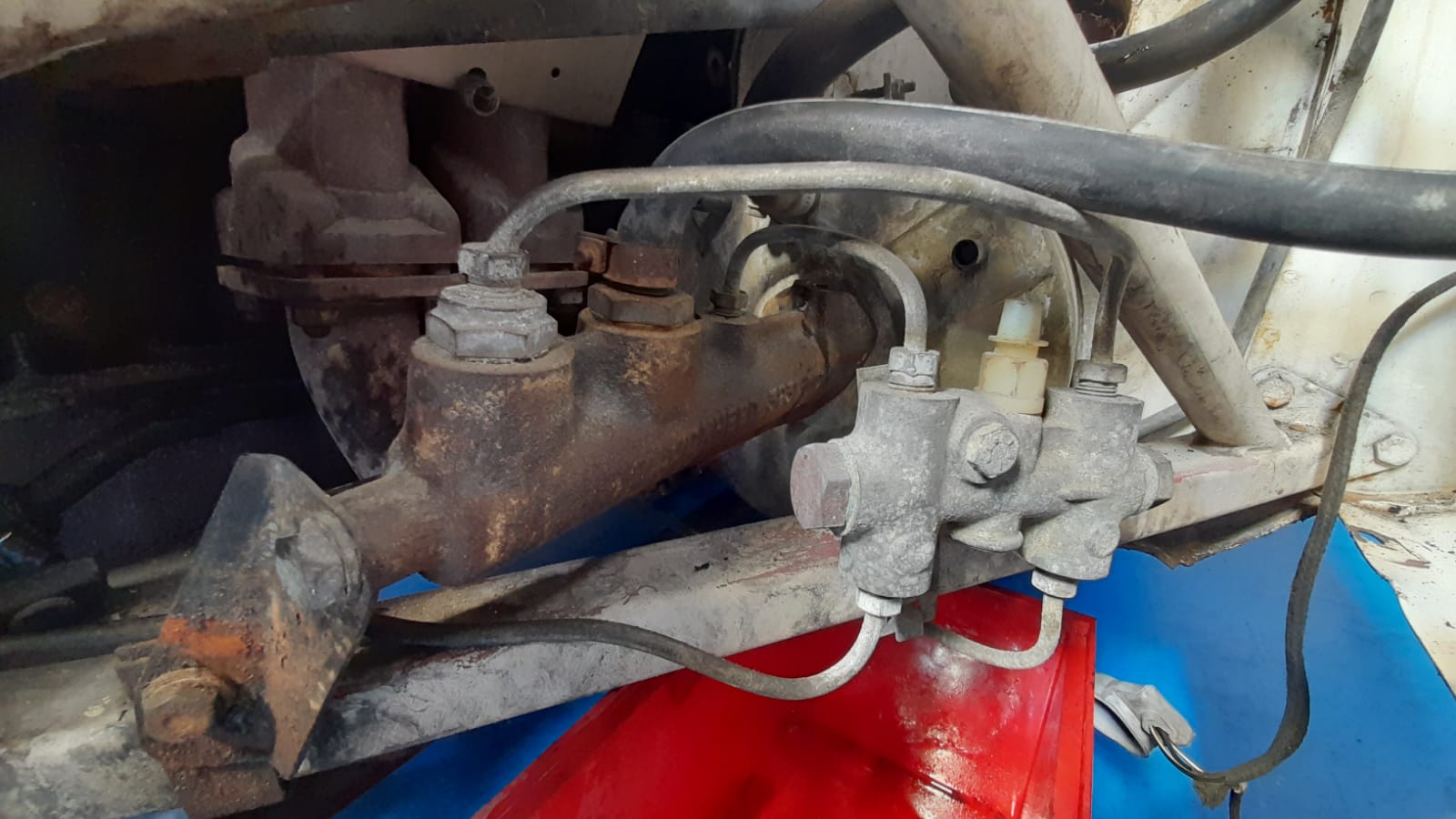 01042021 1973 White E Type dismantling 8 1
