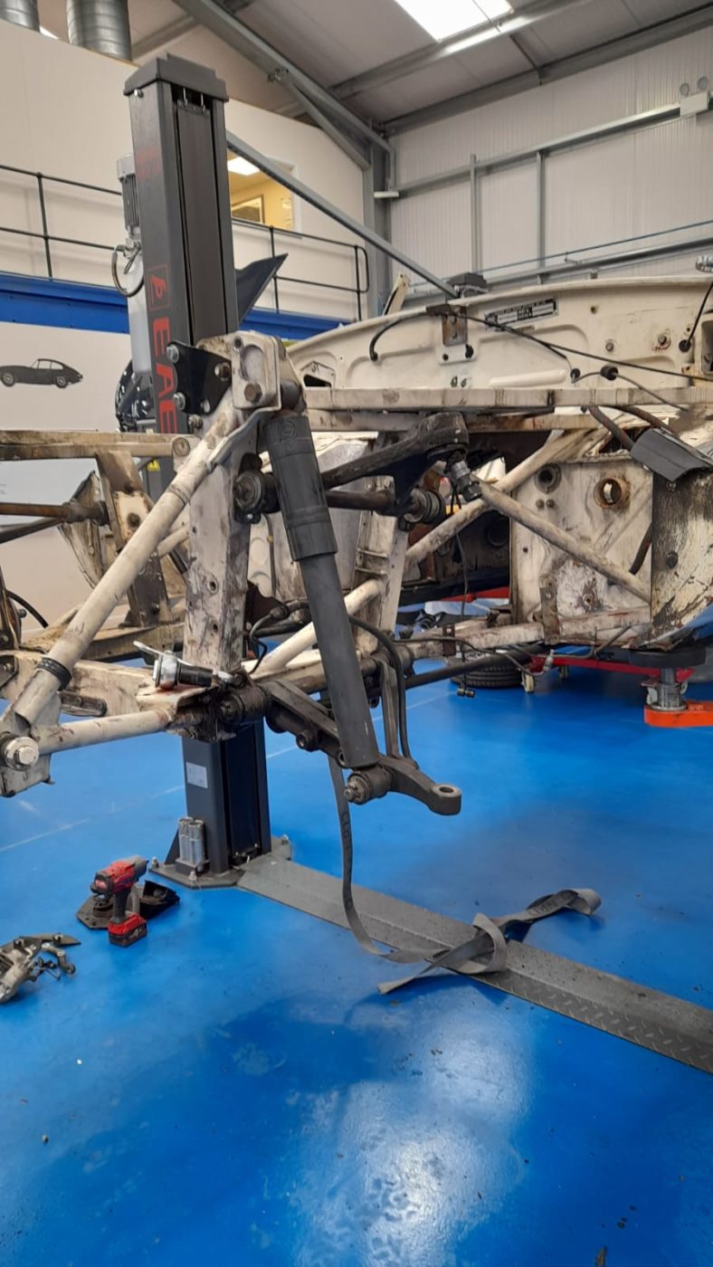 07042021 Jaguar E Type White removing the engine and gearbox 15 1