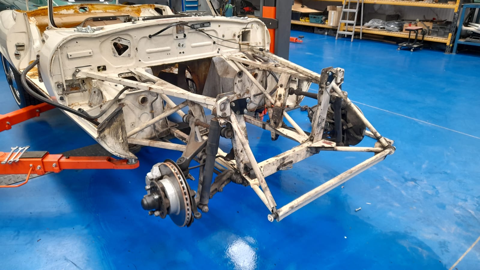07042021 Jaguar E Type White removing the engine and gearbox 5 1