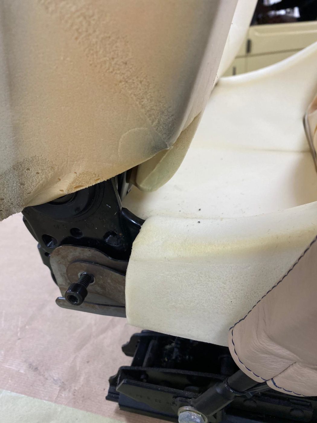 09042021 DB9 Aston Martin Craigs seats 50 1