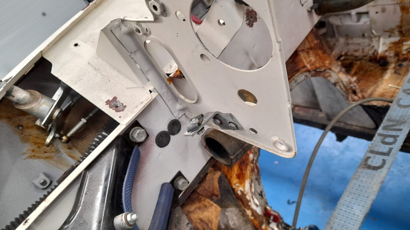 09042021 White Jag etype wiring loom removal 28 1