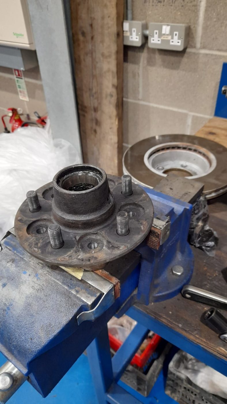 13042021 White Jaguar etype dissasembling front suspension 4 1