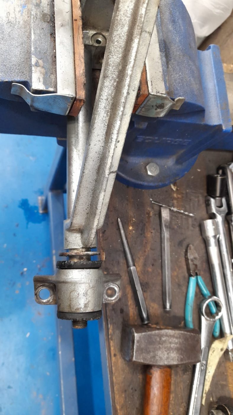 13042021 White Jaguar etype dissasembling front suspension 5 1