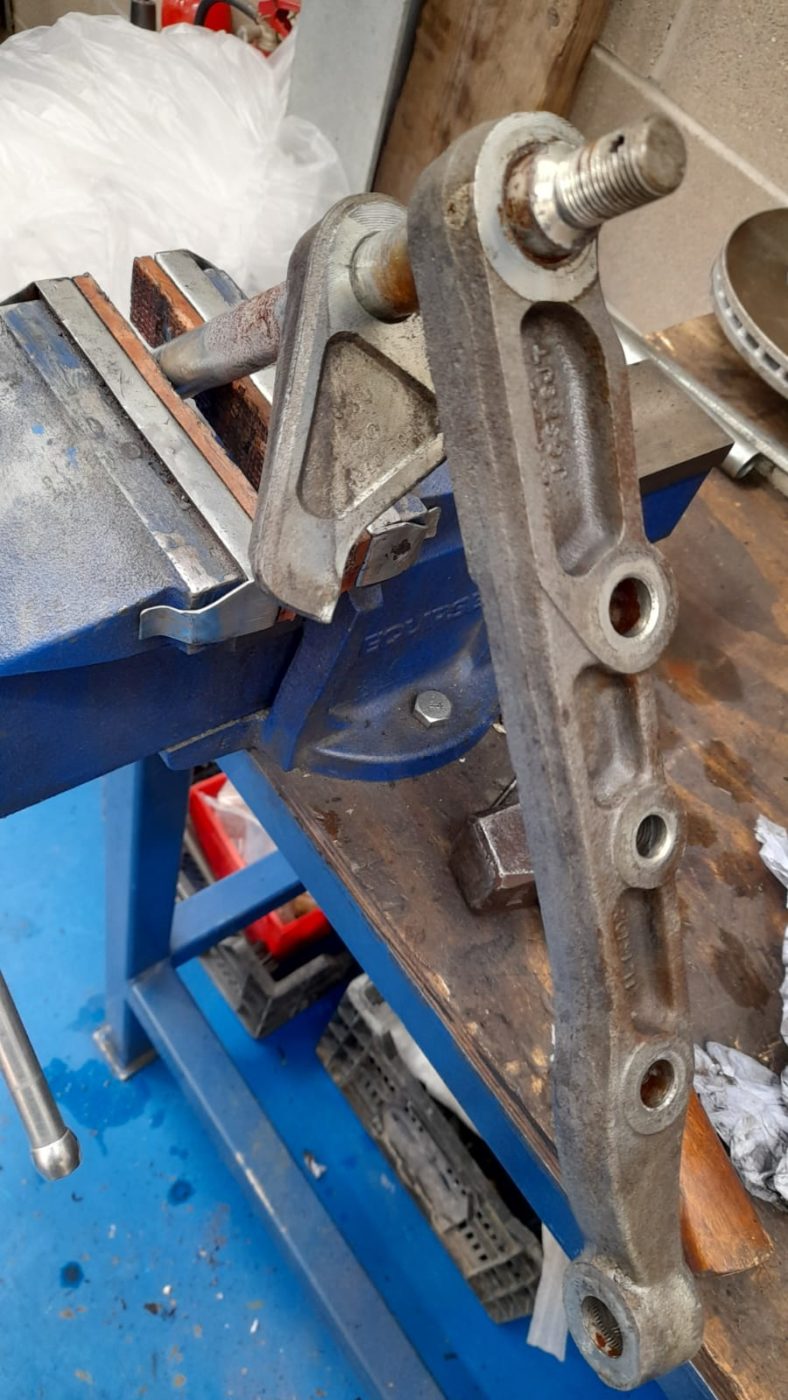 13042021 White Jaguar etype dissasembling front suspension 6 1