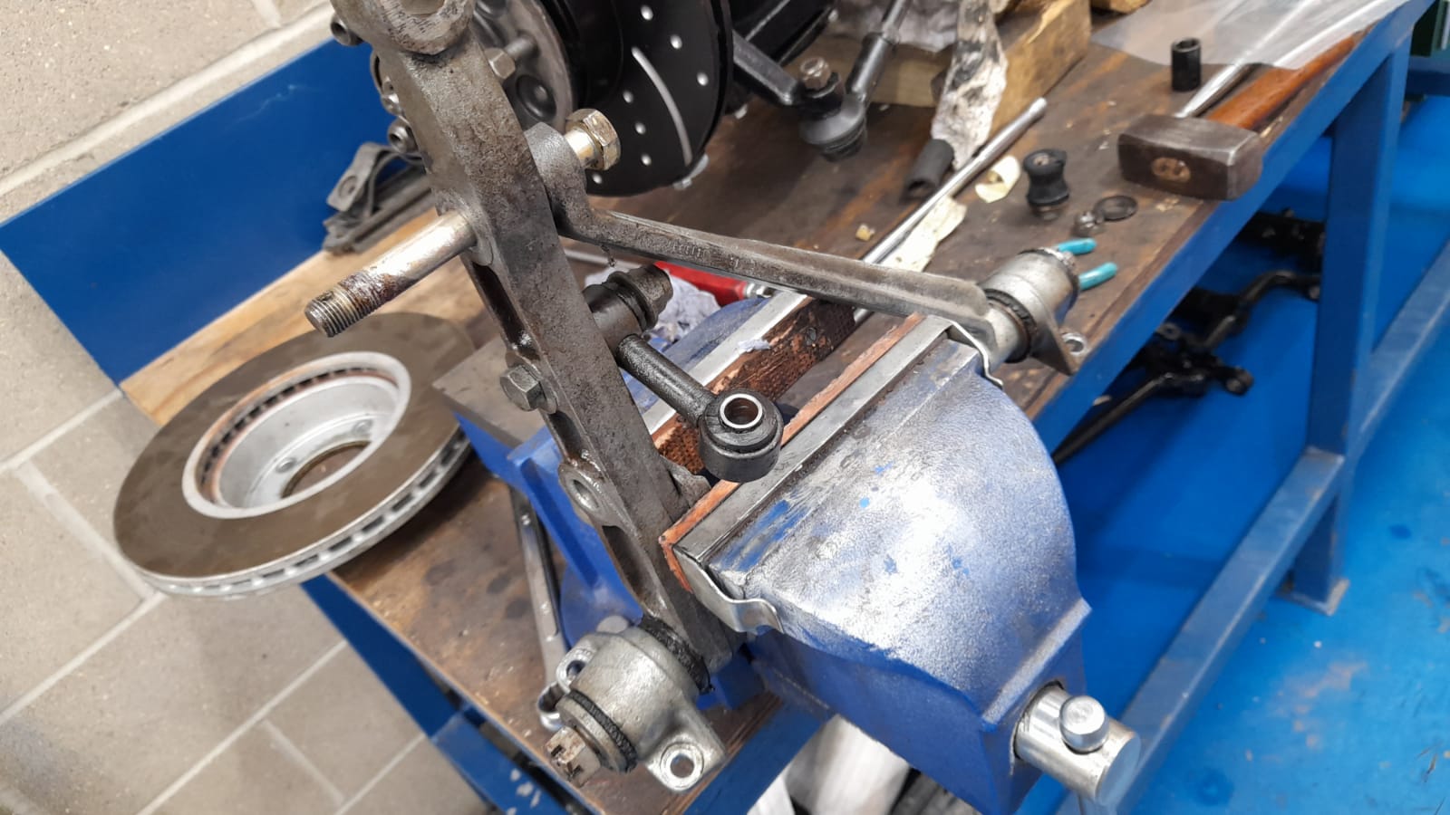 13042021 White Jaguar etype dissasembling front suspension 8 1