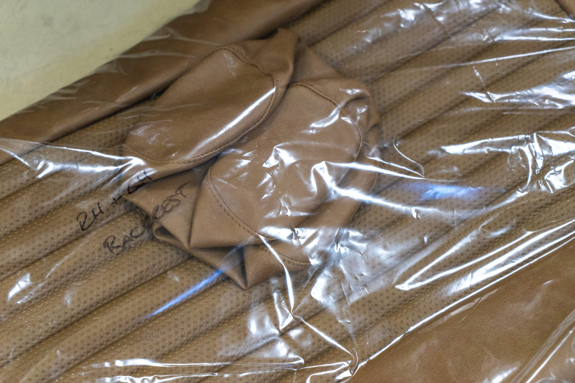 14042021 Triumph Stag Maroon trim parts 3 1