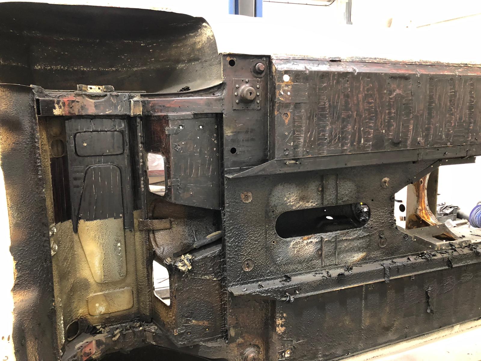 14042021 White Etype 1973 Scrape body shellremove under sealer and sound deadening for media blasting 10 1