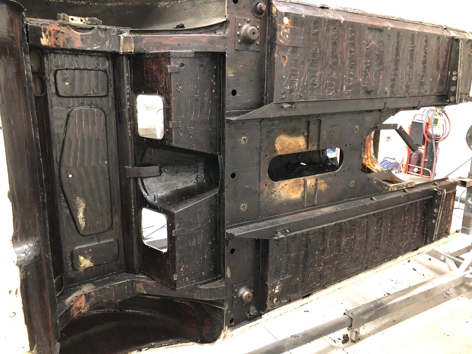14042021 White Etype 1973 Scrape body shellremove under sealer and sound deadening for media blasting 11 2