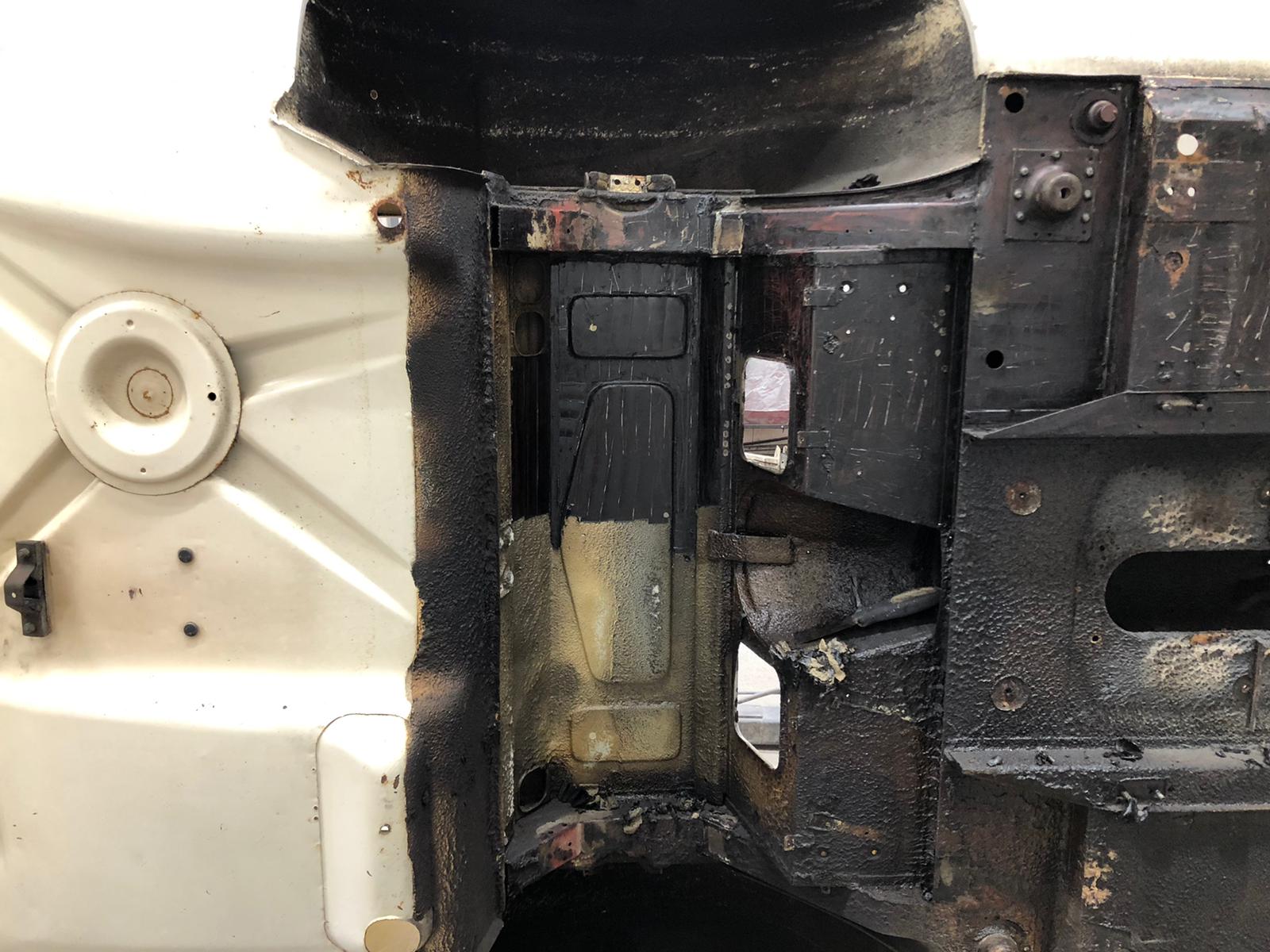 14042021 White Etype 1973 Scrape body shellremove under sealer and sound deadening for media blasting 16 1