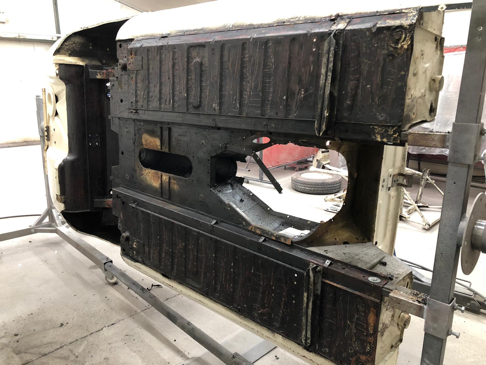 14042021 White Etype 1973 Scrape body shellremove under sealer and sound deadening for media blasting 18 1
