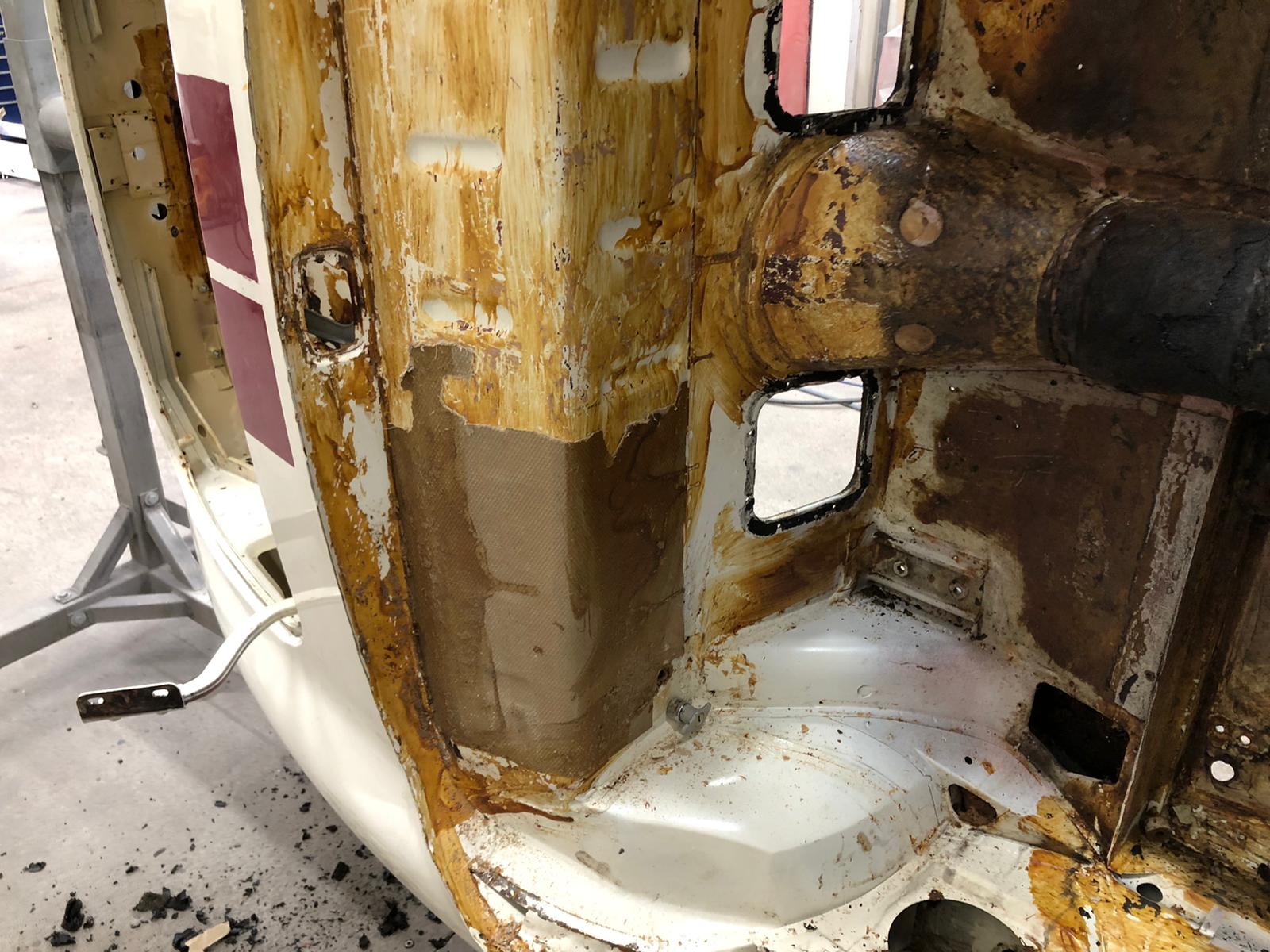 14042021 White Etype 1973 Scrape body shellremove under sealer and sound deadening for media blasting 19 1