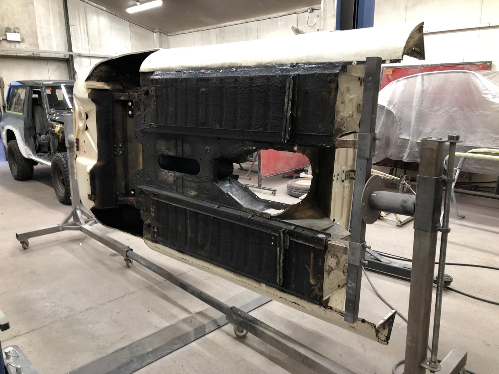 14042021 White Etype 1973 Scrape body shellremove under sealer and sound deadening for media blasting 3 1