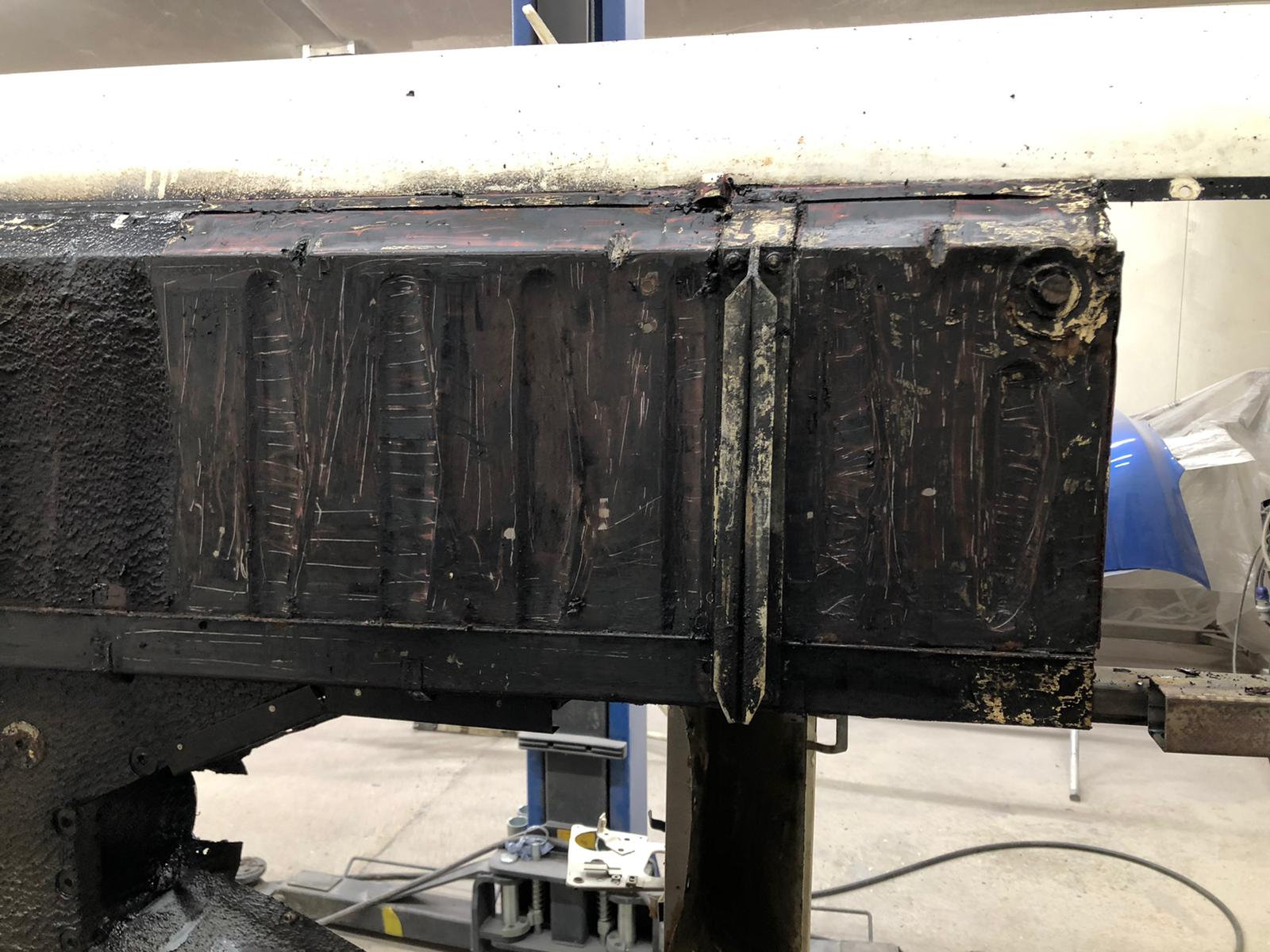 14042021 White Etype 1973 Scrape body shellremove under sealer and sound deadening for media blasting 7 2
