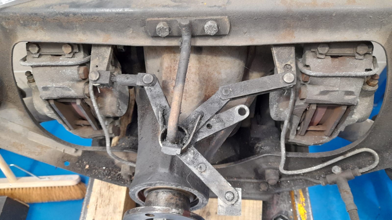 14042021 White Jaguar Etype 1973 stripped down the rest of the front suspension and started dismantling the rear axle in order to repaint and refurbish all the parts 12 1