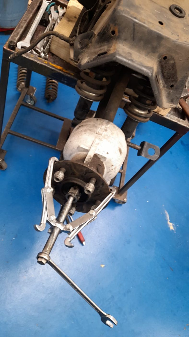 14042021 White Jaguar Etype 1973 stripped down the rest of the front suspension and started dismantling the rear axle in order to repaint and refurbish all the parts 13 1