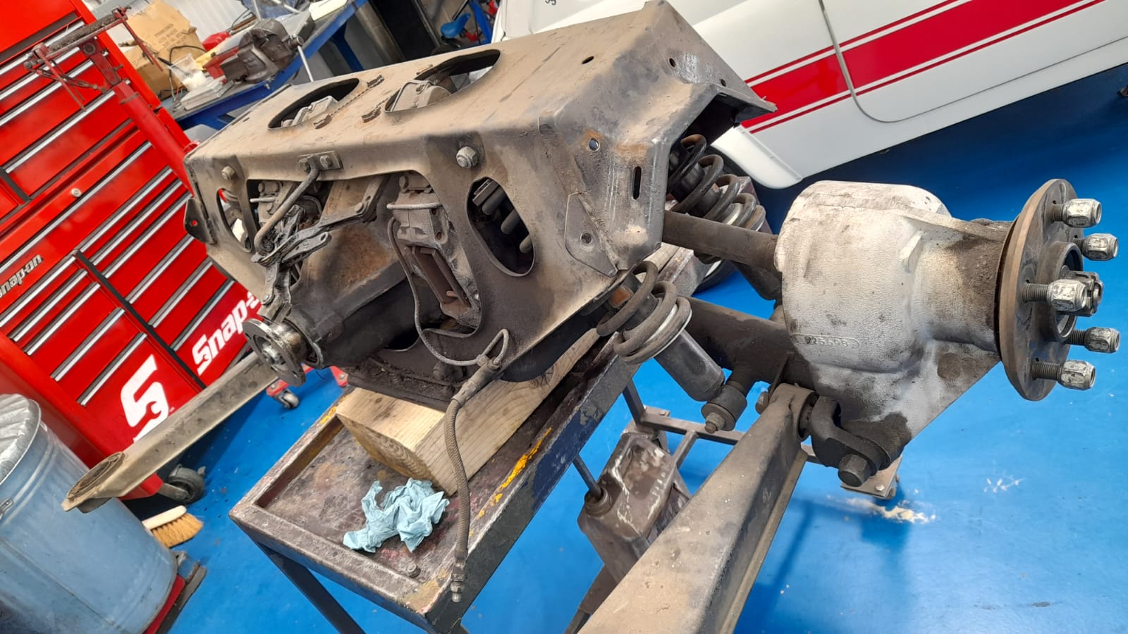 14042021 White Jaguar Etype 1973 stripped down the rest of the front suspension and started dismantling the rear axle in order to repaint and refurbish all the parts 3 1