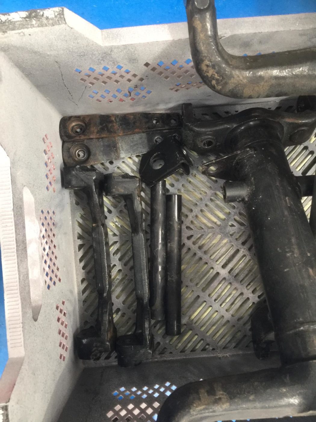 15042021 White Etype Jaguar parts for sandblasting 1 1