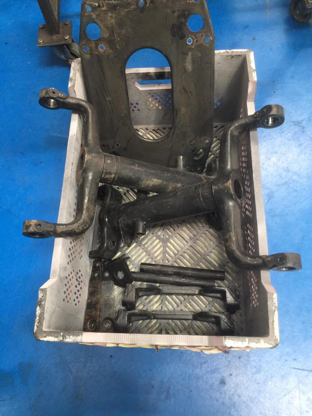15042021 White Etype Jaguar parts for sandblasting 3