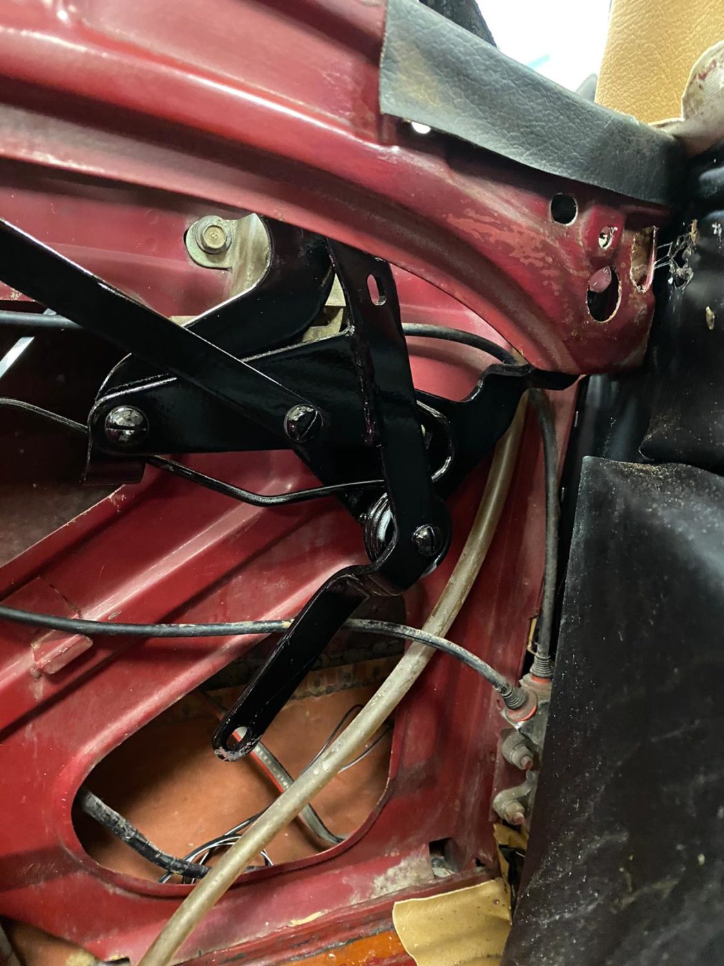 04052021 Triumph Stag hood mechanism 2