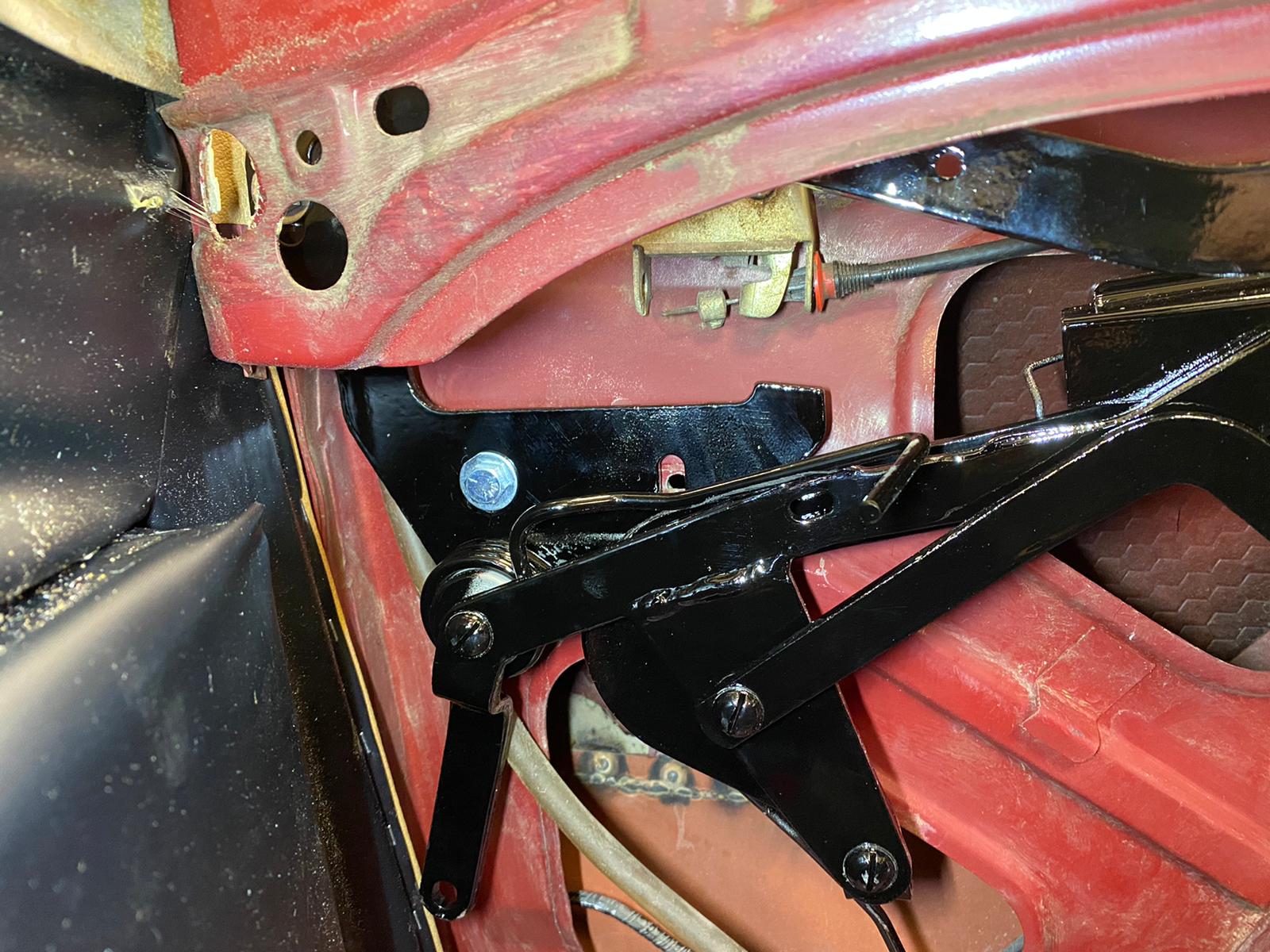 04052021 Triumph Stag hood mechanism 3