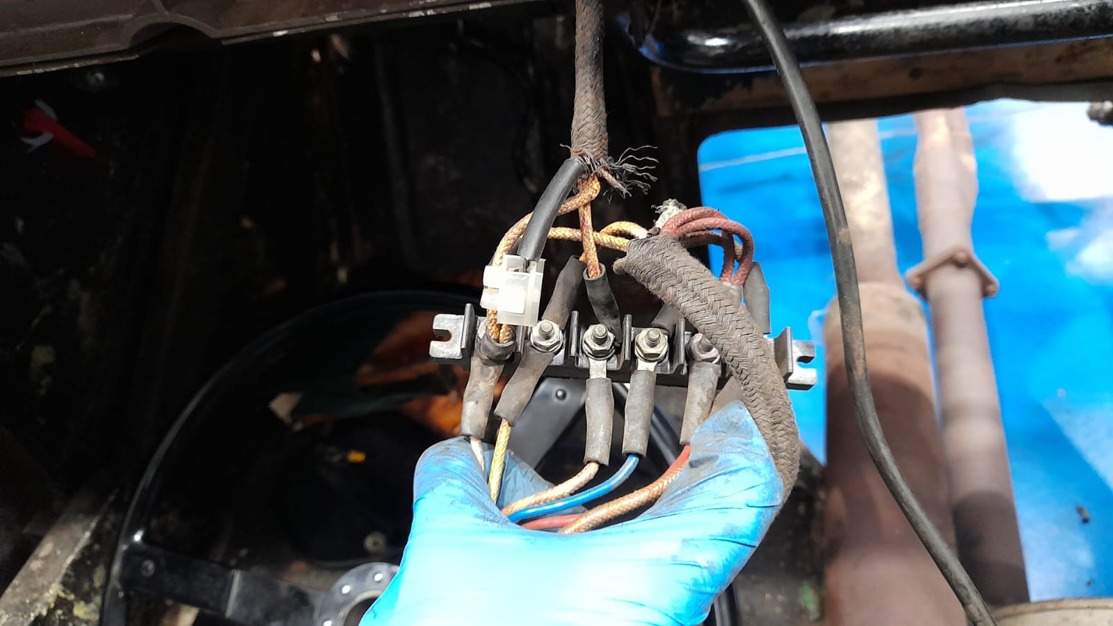 02062021 DB24 scott removing the wiring loom petrol tank spare wheel carrier and various other parts 2 1