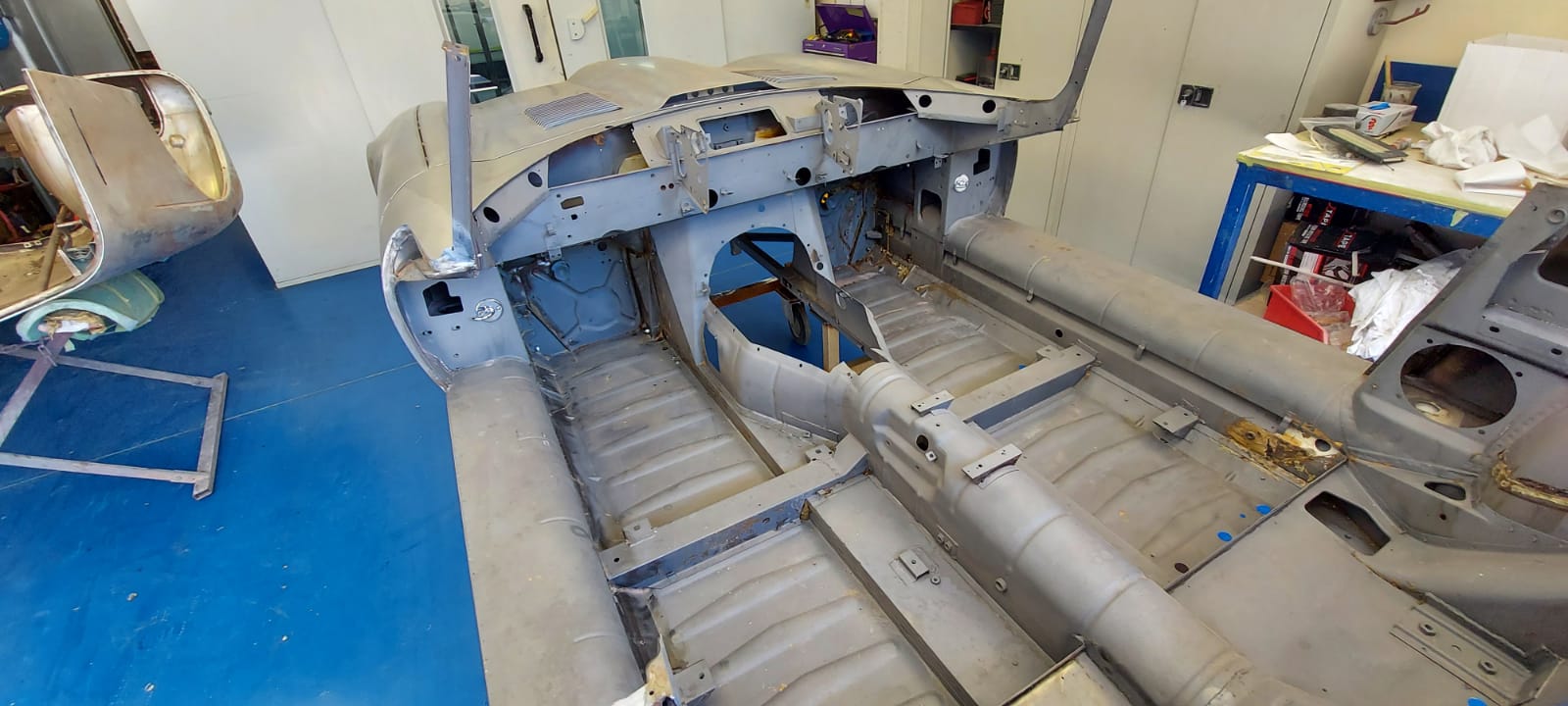 17062021 Jaguar E Type white in painshop epoxy 26 1