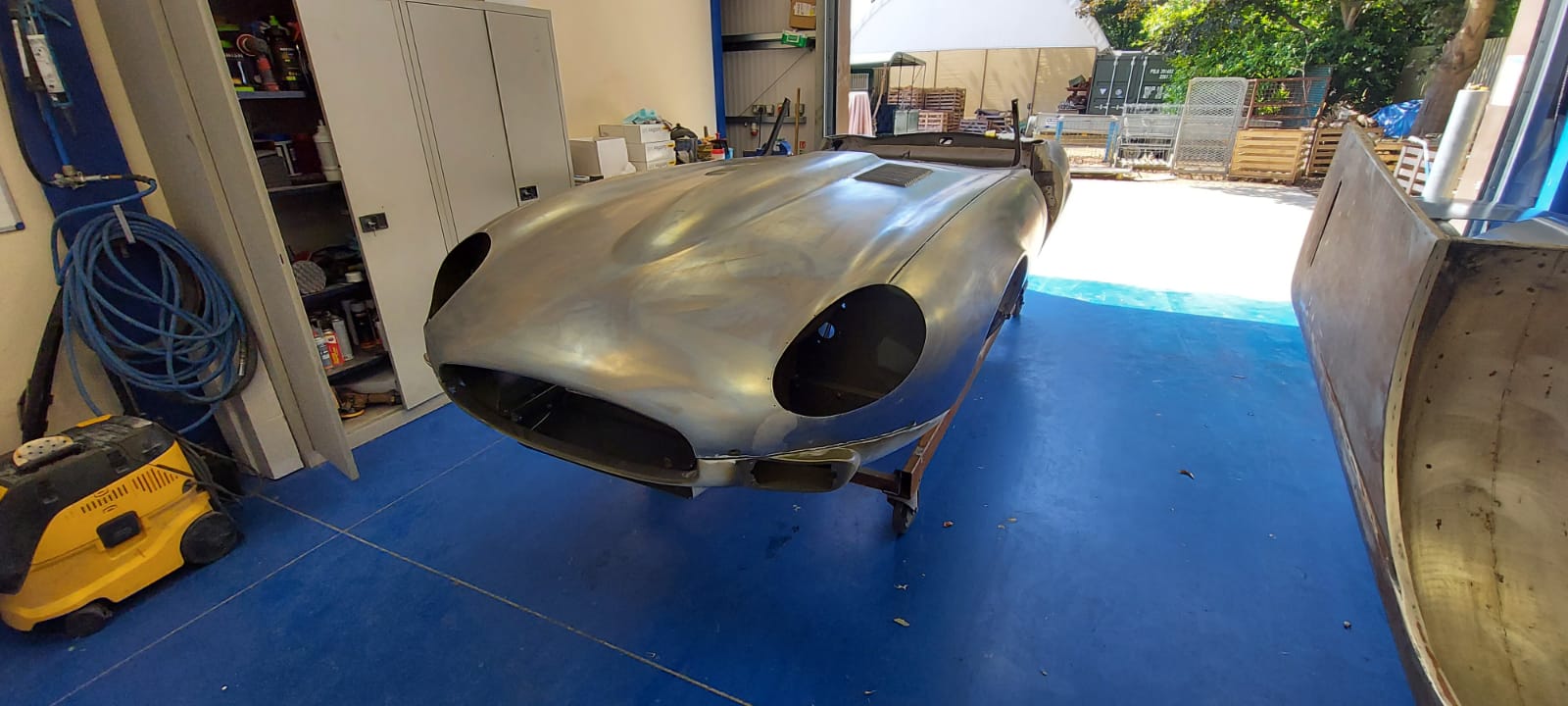 17062021 Jaguar E Type white in painshop epoxy 28 1