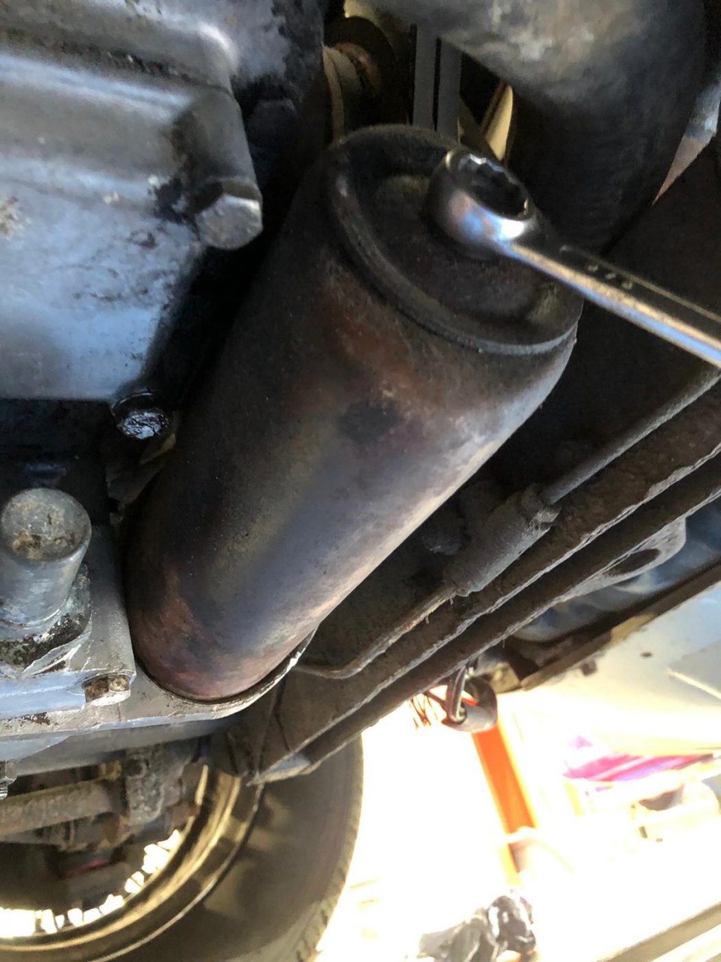 070721 Jaguar E Type changing the oil filter 1 1