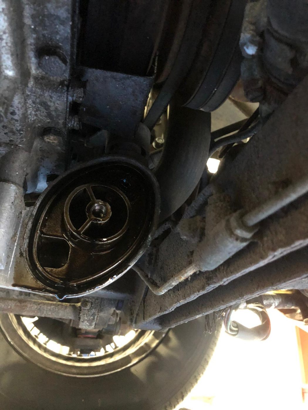 070721 Jaguar E Type changing the oil filter 2 1