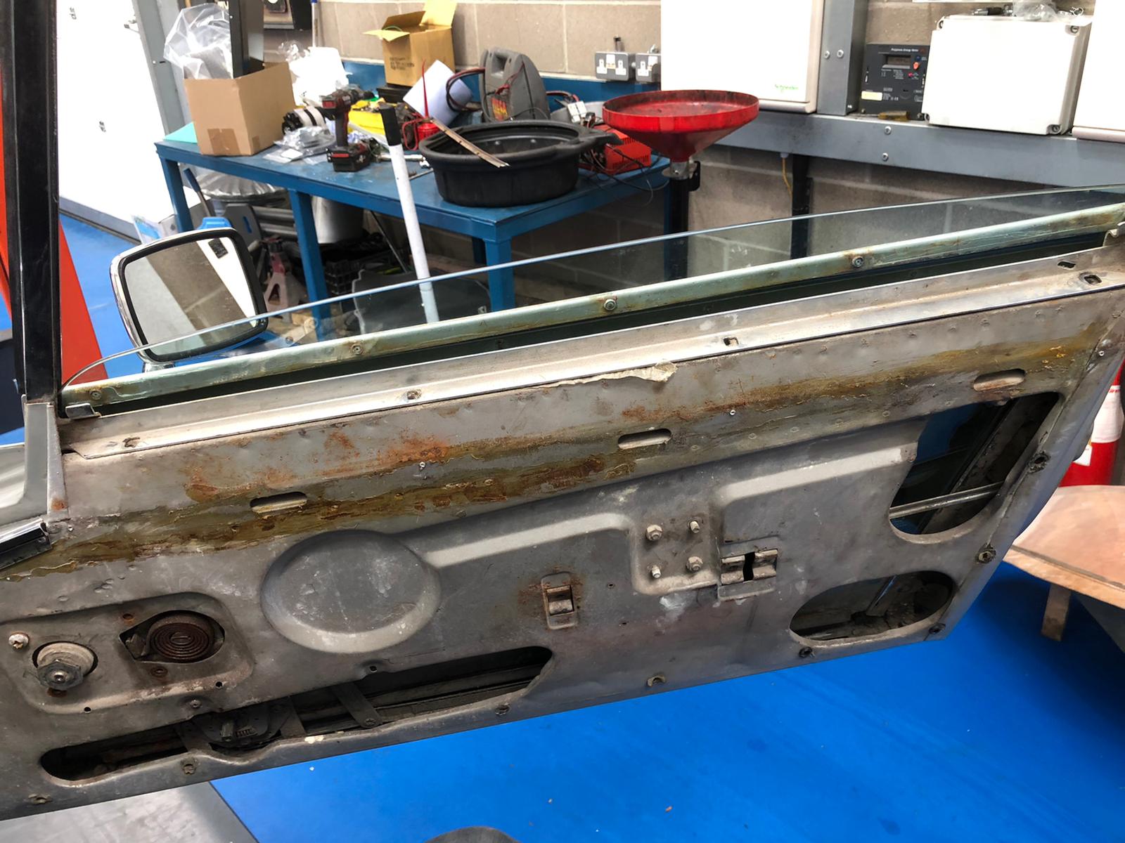 070721 Jaguar E Type changing the rubber windows 1