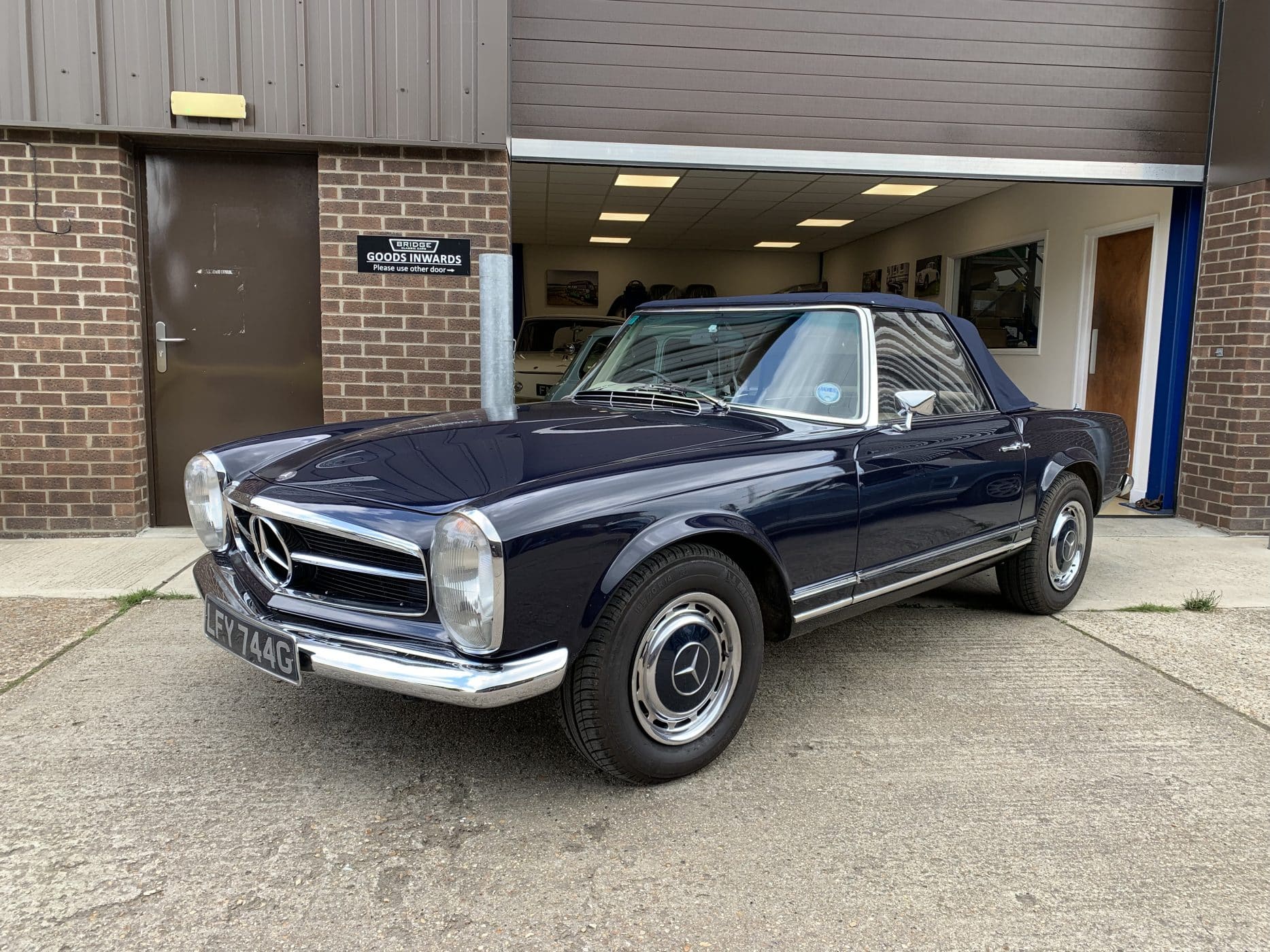 130721 1969 Mercedes 280SL 2 1