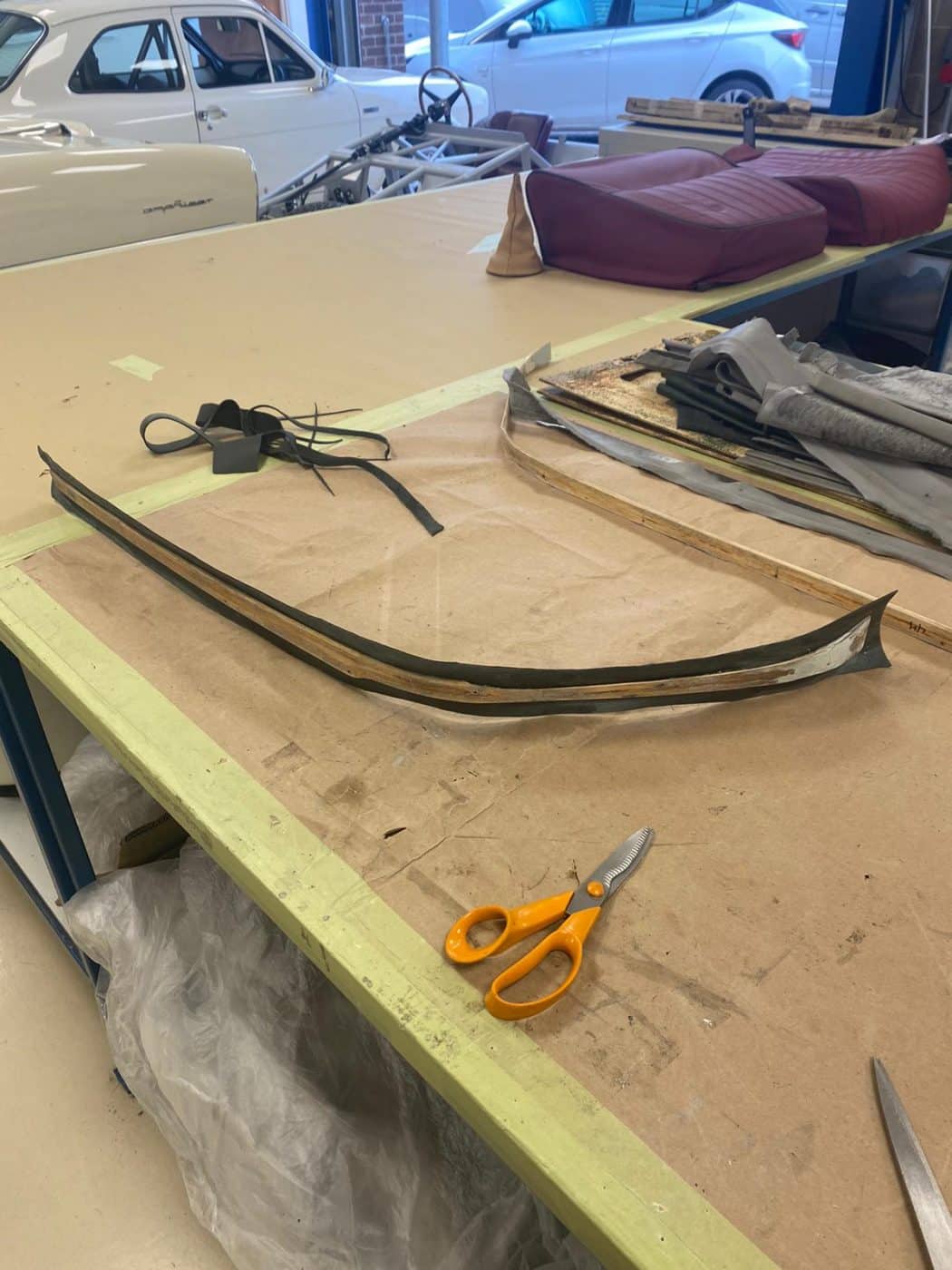 230721 Aston Martin DB2 4 glueing new leather 10 1