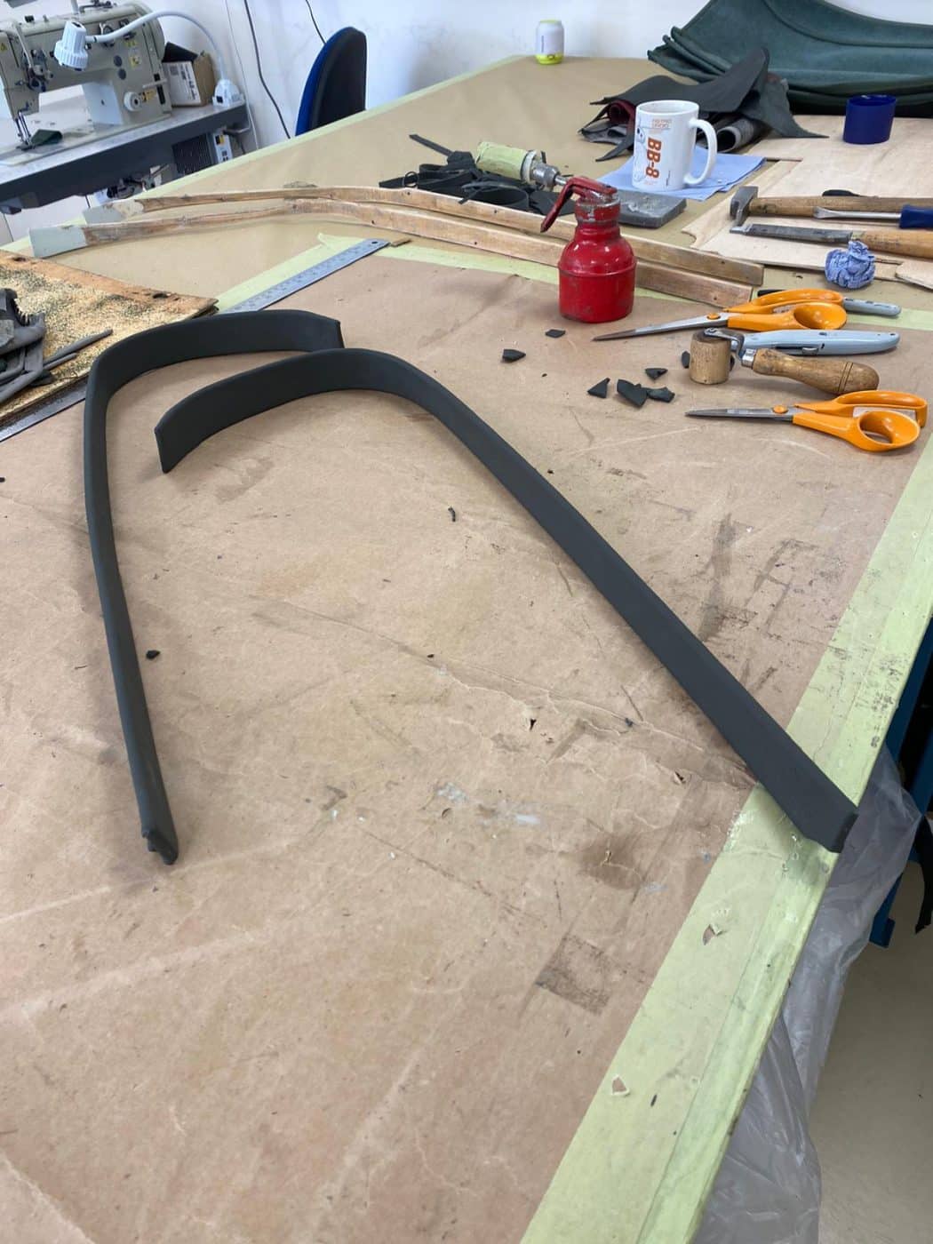 230721 Aston Martin DB2 4 glueing new leather 4 1