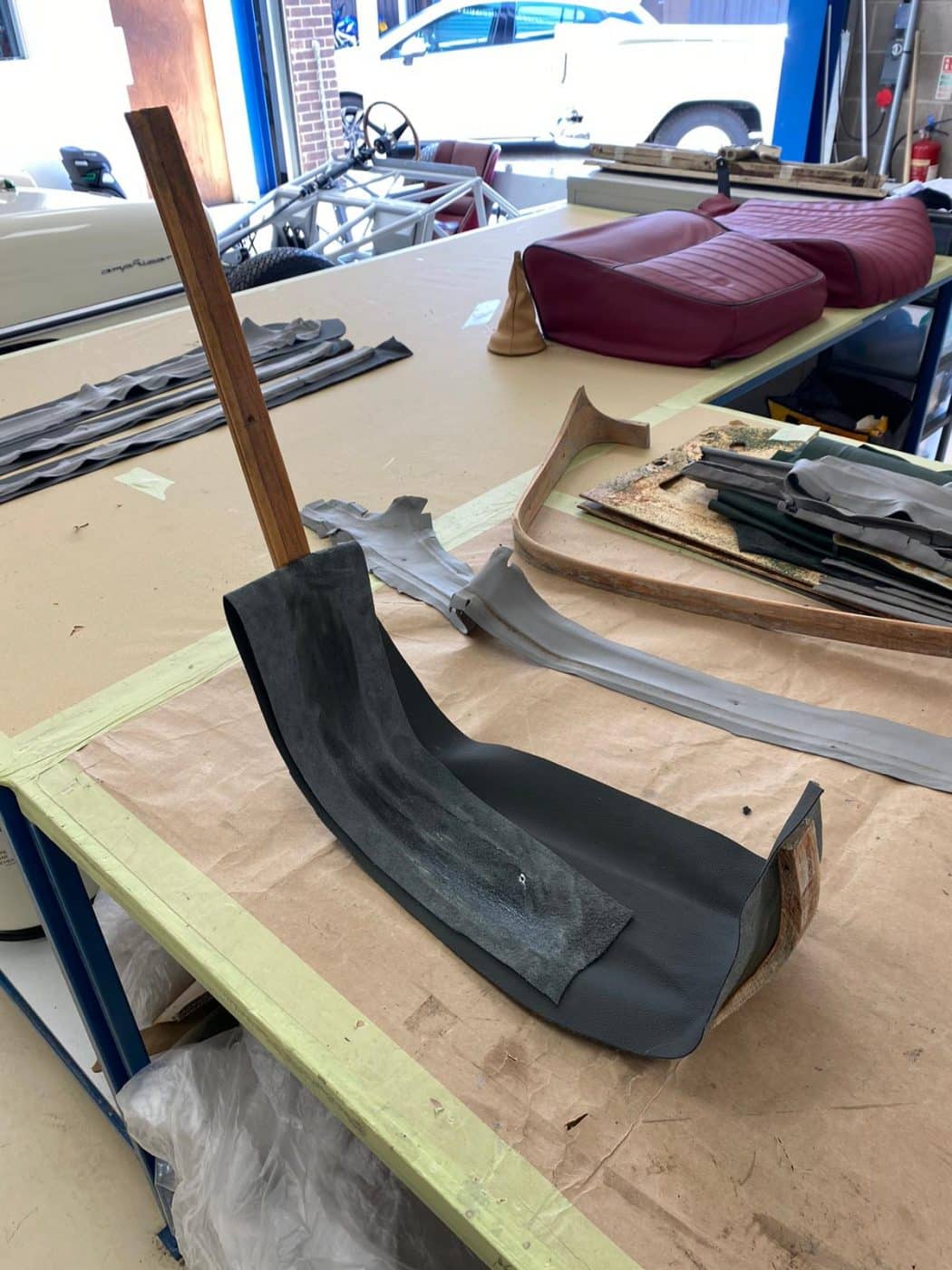 230721 Aston Martin DB2 4 glueing new leather 5 1
