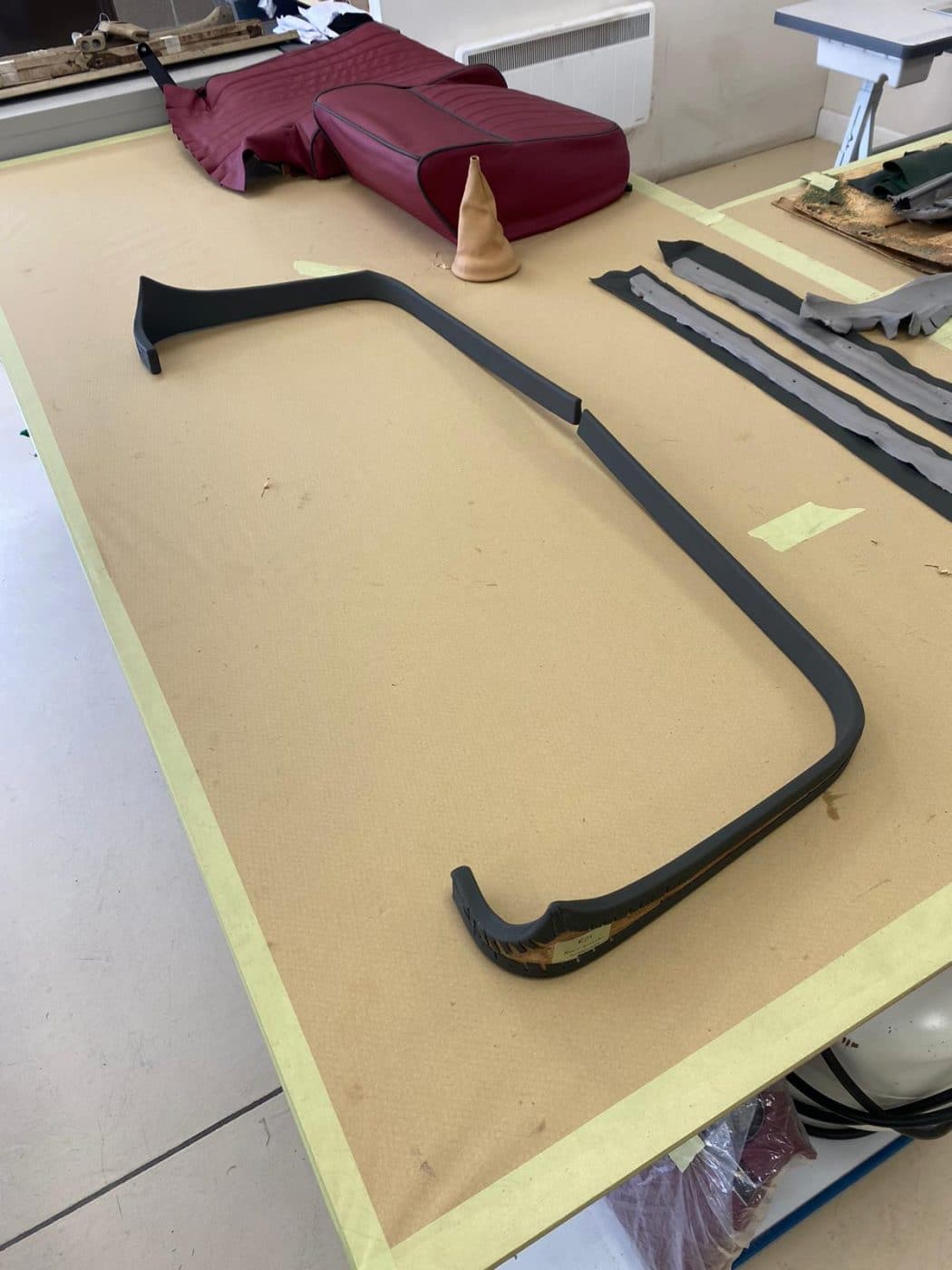 230721 Aston Martin DB2 4 glueing new leather 8 1