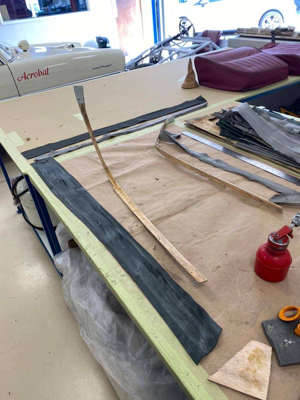 230721 Aston Martin DB2 4 glueing new leather 9 1