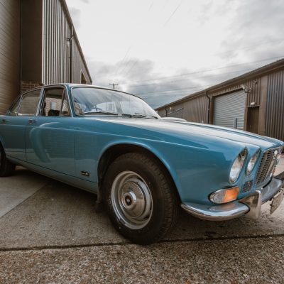 1971-Jaguar-XJ6-in-for-carb-problems-7