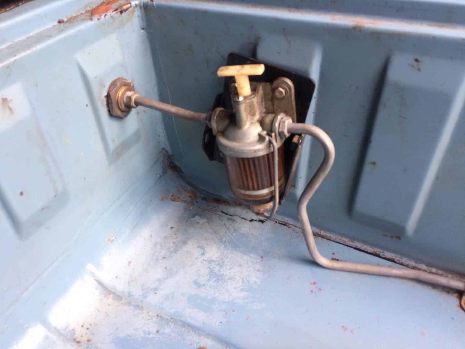 Jaguar XJ6 Dirty Fuel Line and Tank 5 1