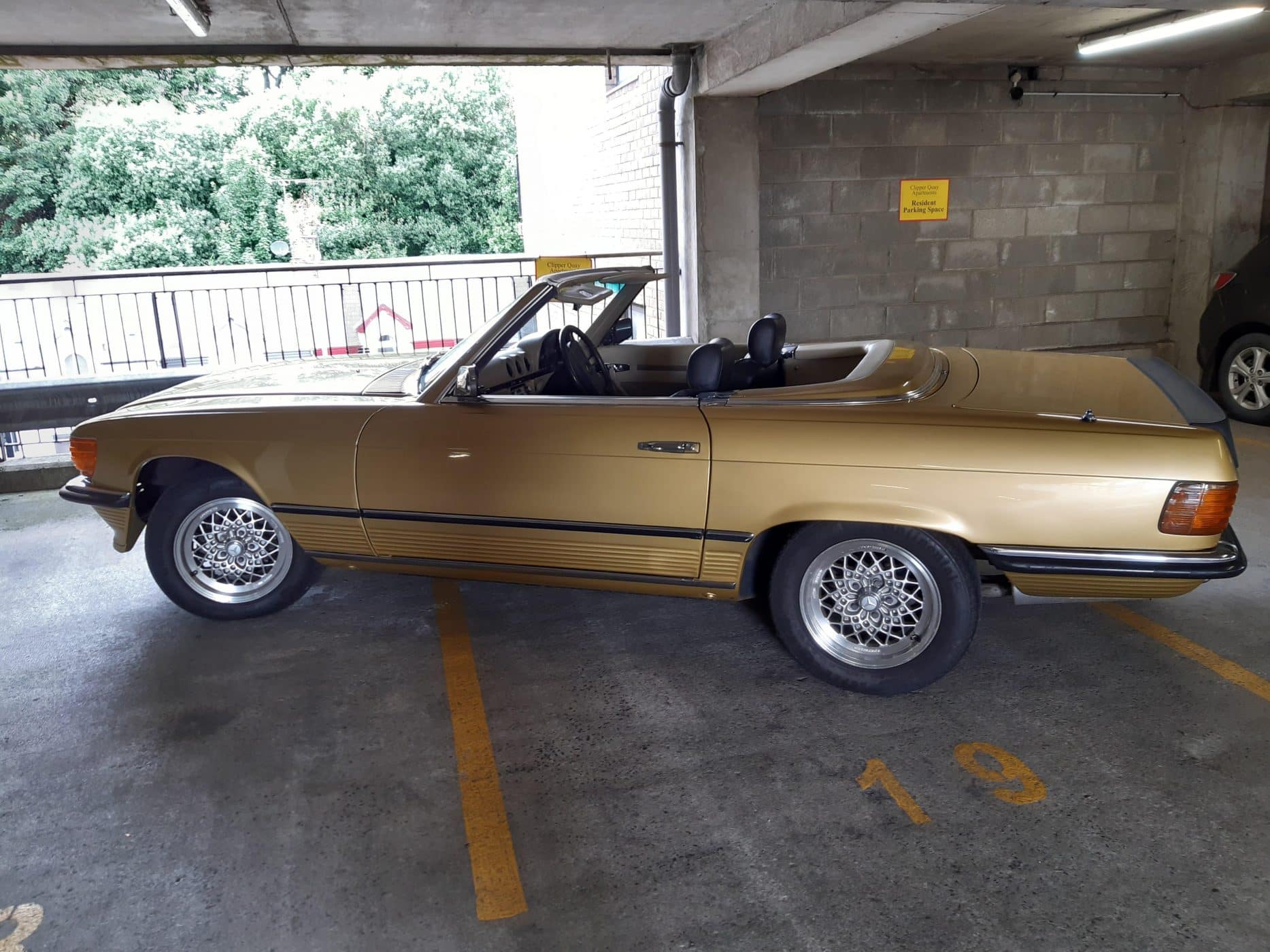 Mercedes R107 350 SL Auto 1