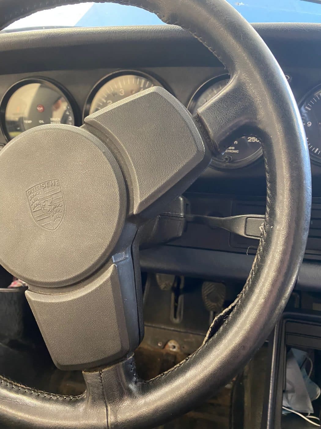010921 Porsche 911SC Steering Wheel Re covering 1