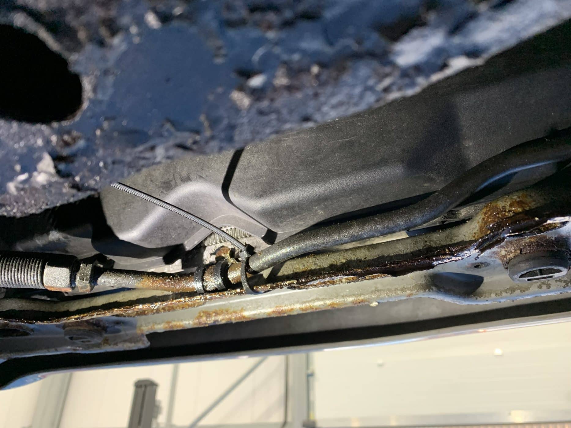 070921 Mercedes E55 Underside defects 8 1