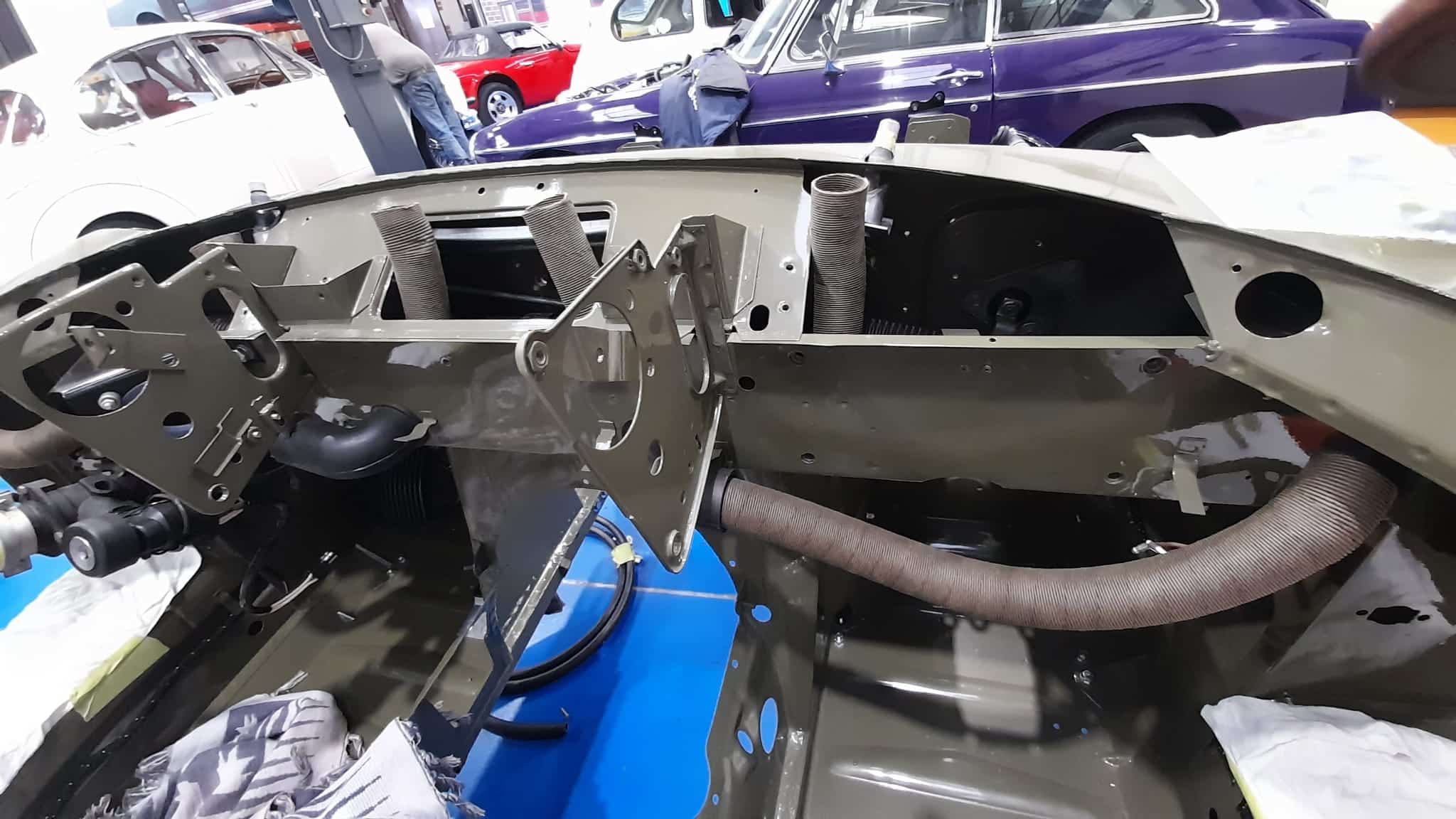 130921 Jaguar E Type V12 braking system vacuum system heater ducting control flaps fitting boot lid Scott13 1