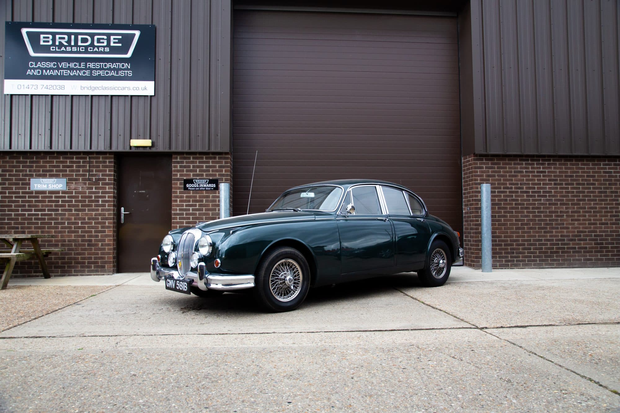 150921 1964 Daimler 2.5 V8 Arrival 1