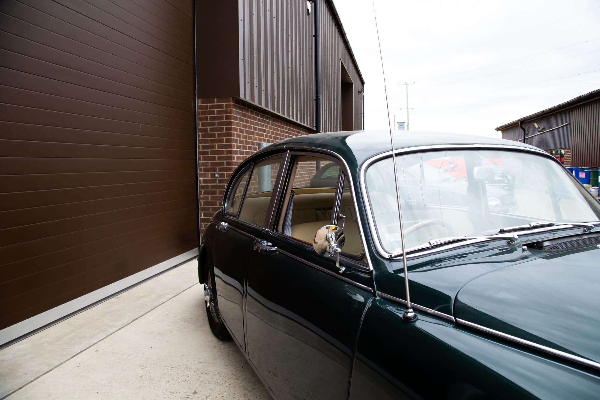 150921 1964 Daimler 2.5 V8 Arrival 8 1