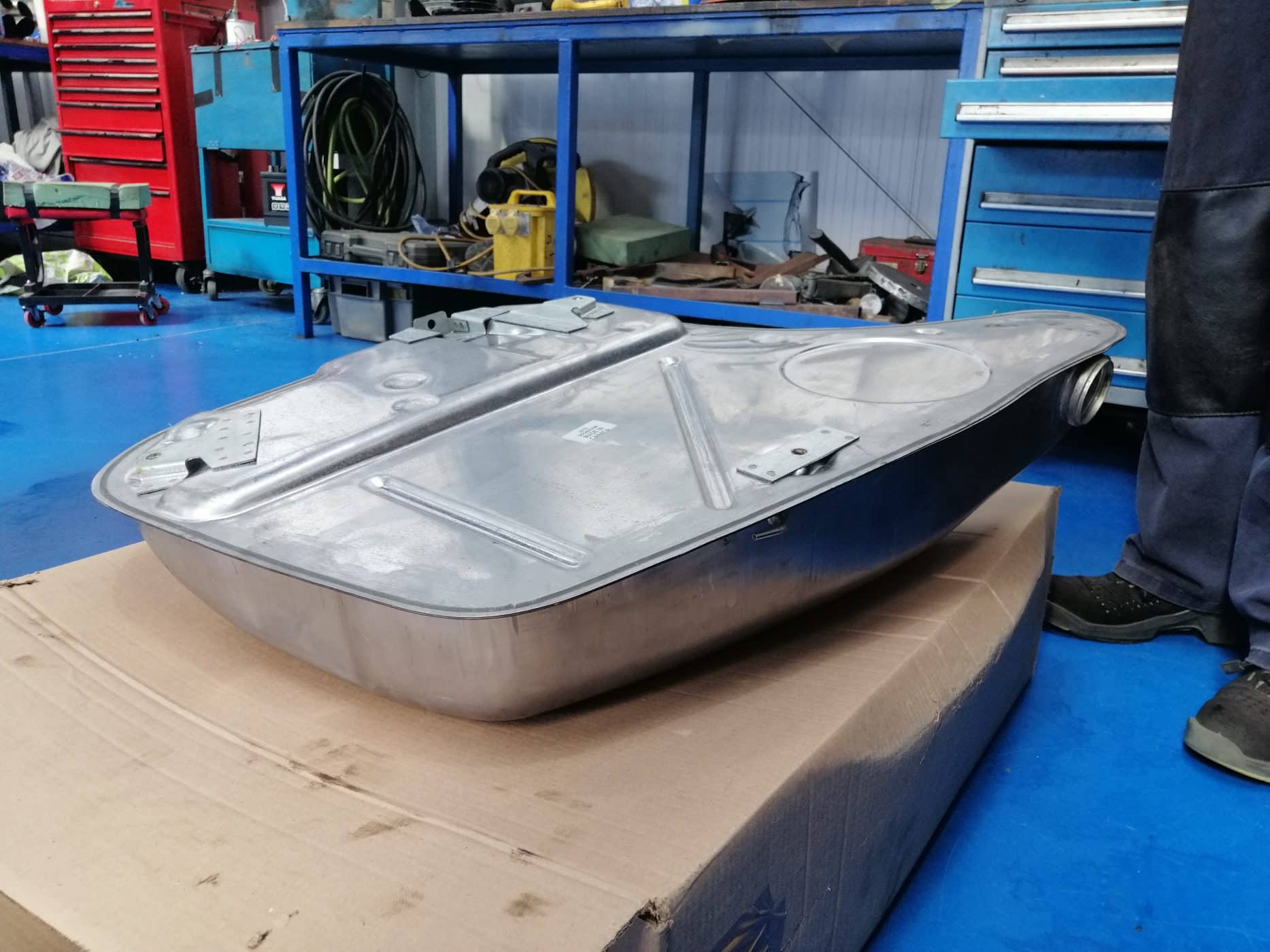 1971 Jaguar XJ6 New fuel tanks 2 1